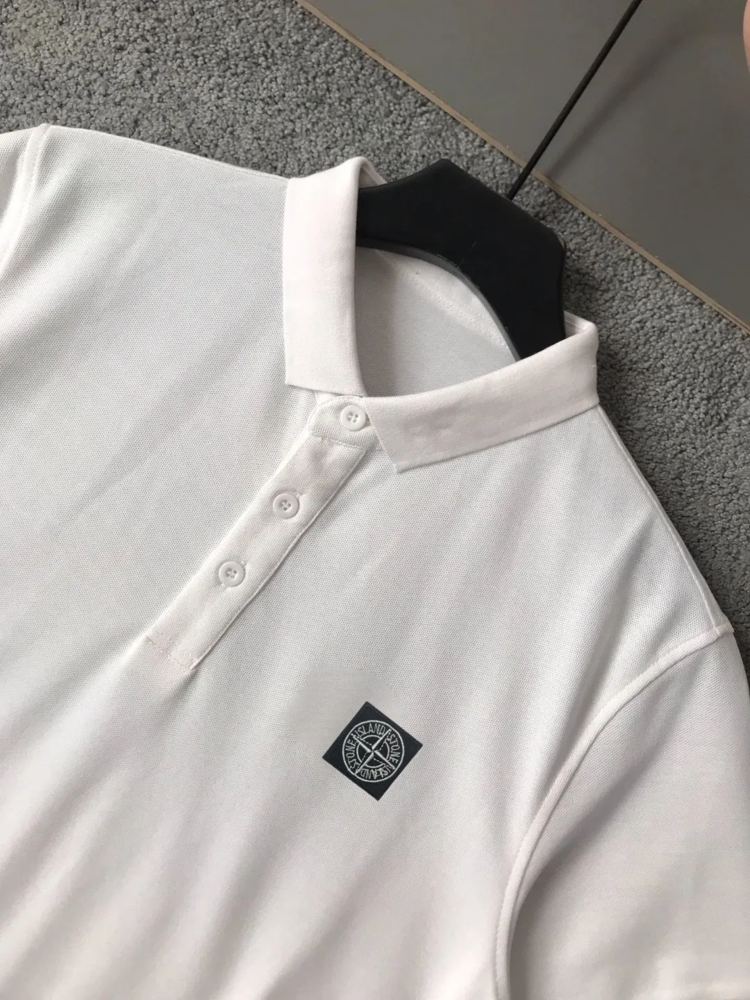 P180 [Stone Island] Official website summer men's short-sleeved lapel polo shirt, high-end T-shirt, official website synchronization, custom imported mercerized pearl cotton fabric, comfortable to wear, silky and breathable, super heavy-duty, chest logo design, versatile business casual style, allowing you to perfectly combine fashion, leisure and business! A must-have item for trendy men with a handsome upper body Size: M-3XL